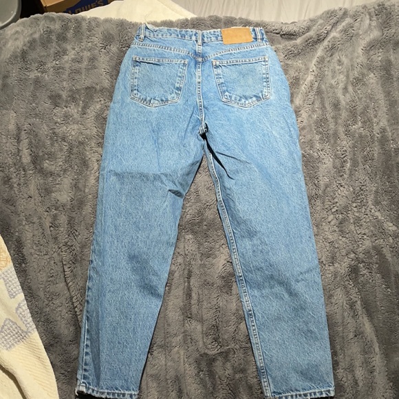 Zara Mom Jeans Medium Wash - Picture 2 of 2
